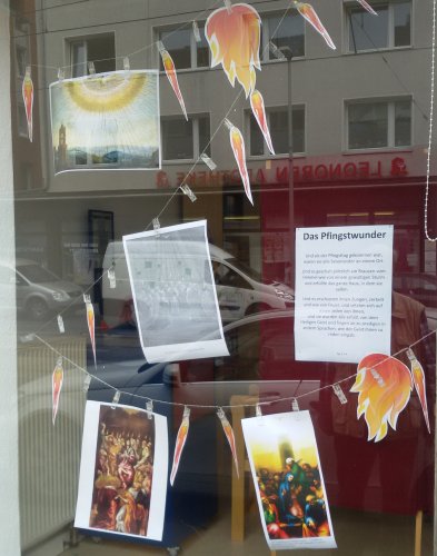 Das Pfingstwunder im Schaufenster des Kirchenladens Ricklingen