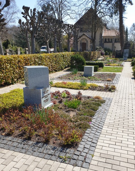 Urnengrabstätte in einer Ruhegemeinschaftsanlage mit Pflege durch den Friedhofsgärtner